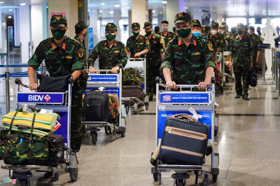 Học viên, y bác sĩ Học viện Quân y vào TP Hồ Chí Minh hỗ trợ người dân chống dịch. Ảnh: Zing.vn