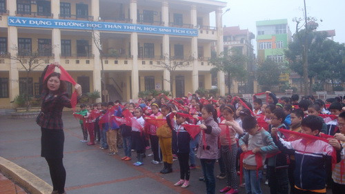 Cô Huyền hướng dẫn các đội viên quàng khăn đỏ Cô Huyền hướng dẫn các đội viên quàng khăn đỏ