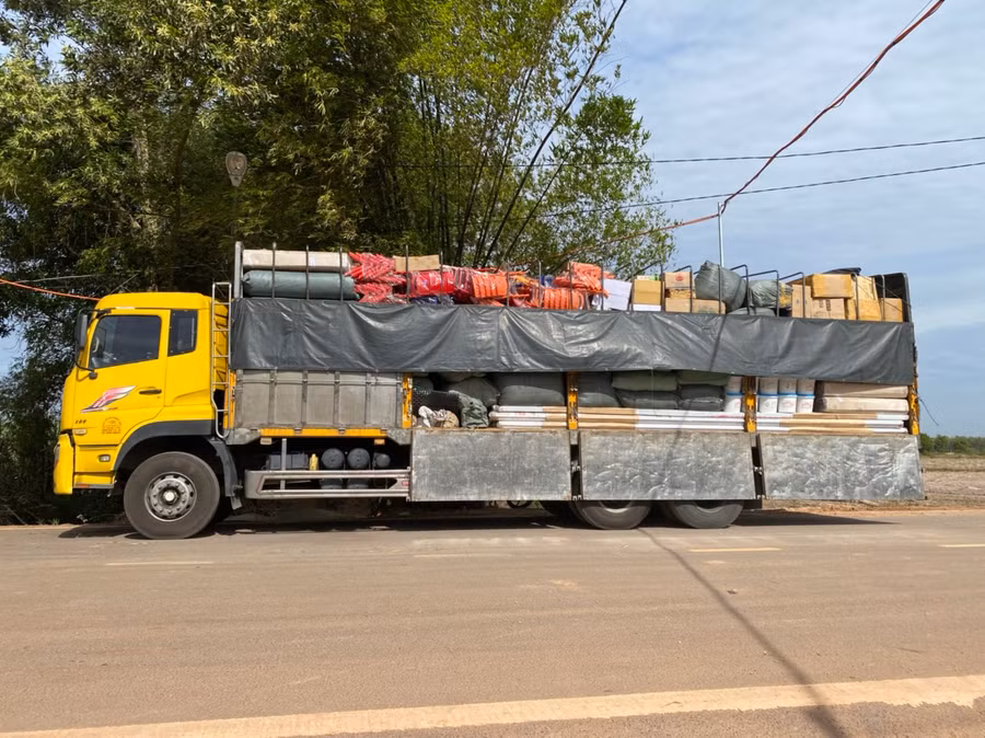 Chiếc xe chở hàng hóa xuất khẩu qua Campuchia bị phát hiện cất giấu 200.000 USD bên trong hàng hóa để vận chuyển trái phép qua biên giới. Ảnh: Tấn Hưng.