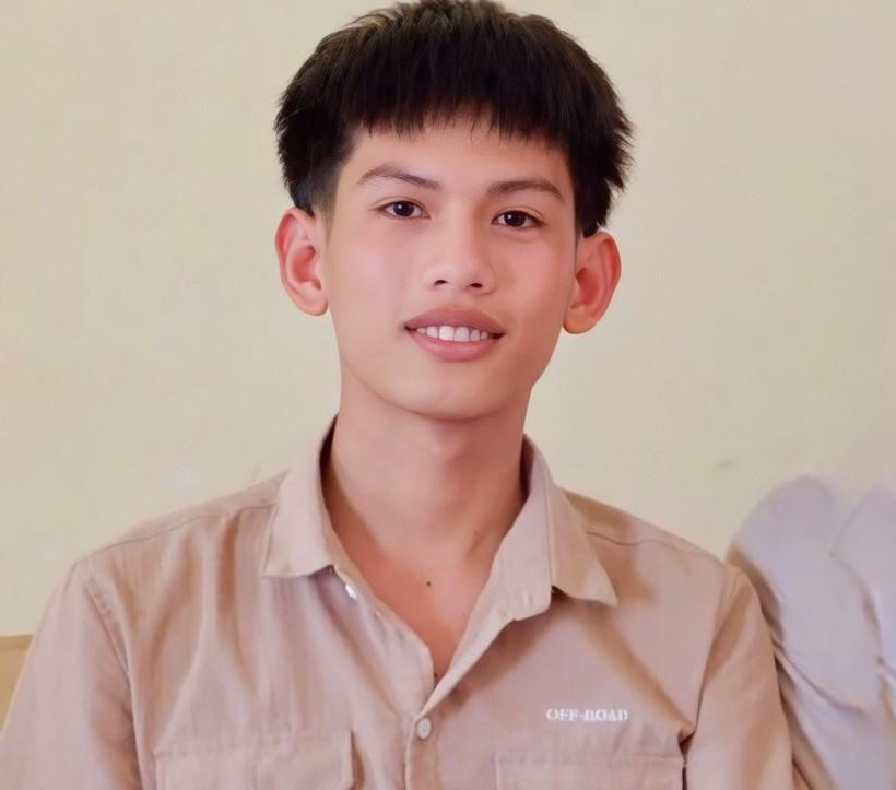 Đoàn Hữu Tài, học sinh lớp 12A8 Trường THPT Nguyễn Bỉnh Khiêm (Quảng Trạch, Quảng Bình). Đoàn Hữu Tài, học sinh lớp 12A8 Trường THPT Nguyễn Bỉnh Khiêm (Quảng Trạch, Quảng Bình).