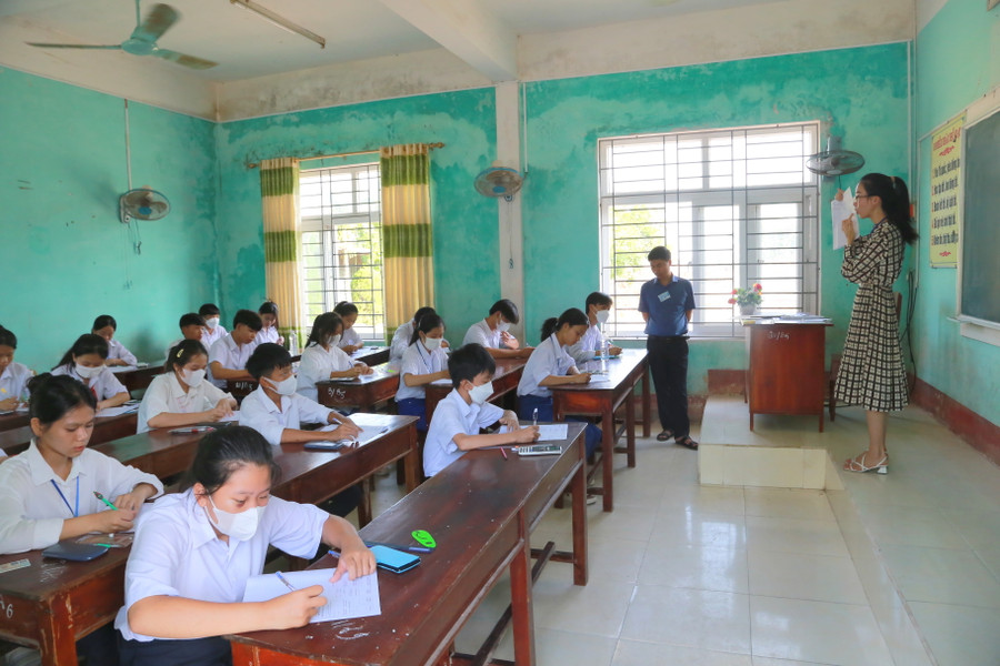 Cán bộ coi thi hướng dẫn thí sinh kiểm tra các thông tin trước khi làm bài. Cán bộ coi thi hướng dẫn thí sinh kiểm tra các thông tin trước khi làm bài.