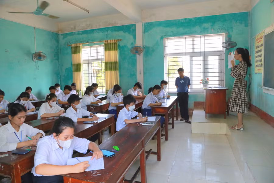 Cán bộ coi thi hướng dẫn thí sinh kiểm tra các thông tin trước khi làm bài.