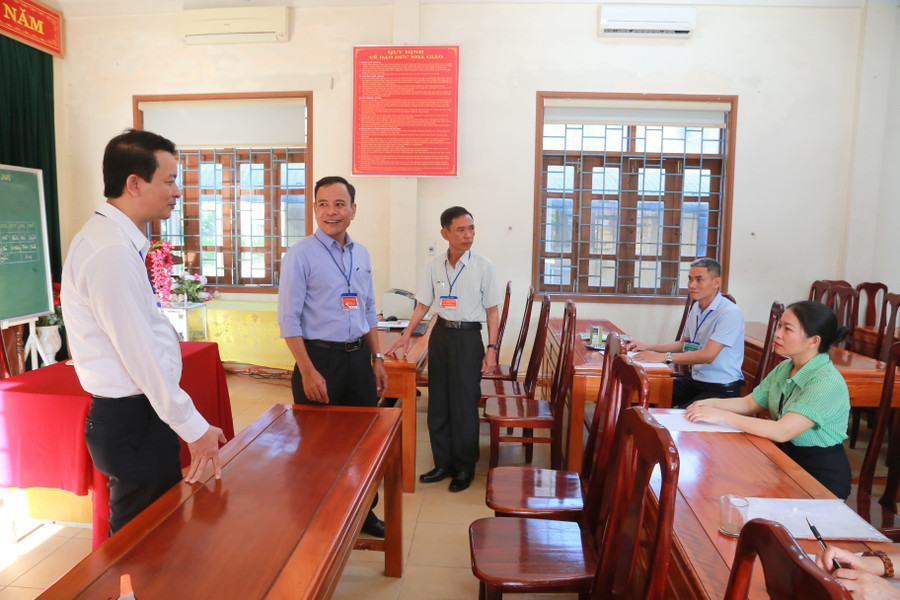 Kiểm tra tại điểm thi Trường THPT Triệu Phong trước giờ thi, ông Võ Văn Minh - Phó Giám đốc Sở GD&ĐT Quảng Trị động viên thí sinh bình tĩnh, tự tin để hoàn thành tốt bài thi. Các cán bộ coi thi phát huy trách nhiệm hoàn thành nhiệm vụ. Kiểm tra tại điểm thi Trường THPT Triệu Phong trước giờ thi, ông Võ Văn Minh - Phó Giám đốc Sở GD&ĐT Quảng Trị động viên thí sinh bình tĩnh, tự tin để hoàn thành tốt bài thi. Các cán bộ coi thi phát huy trách nhiệm hoàn thành nhiệm vụ.