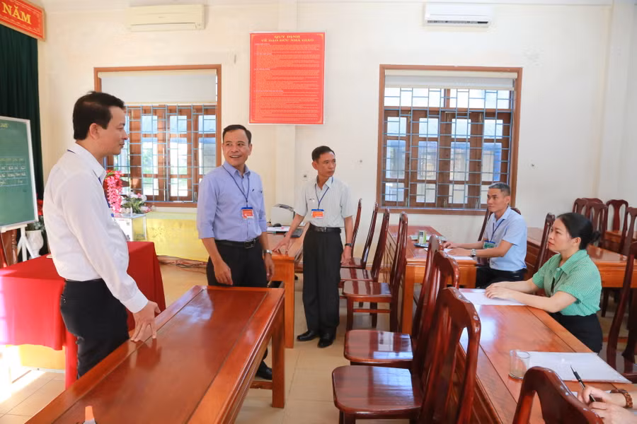 Kiểm tra tại điểm thi Trường THPT Triệu Phong trước giờ thi, ông Võ Văn Minh - Phó Giám đốc Sở GD&amp;ĐT Quảng Trị động viên thí sinh bình tĩnh, tự tin để hoàn thành tốt bài thi. Các cán bộ coi thi phát huy trách nhiệm hoàn thành nhiệm vụ.