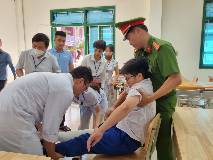 Thí sinh được Hội đồng thi tạo điều kiện, bố trí phòng thi riêng. Thí sinh được Hội đồng thi tạo điều kiện, bố trí phòng thi riêng.