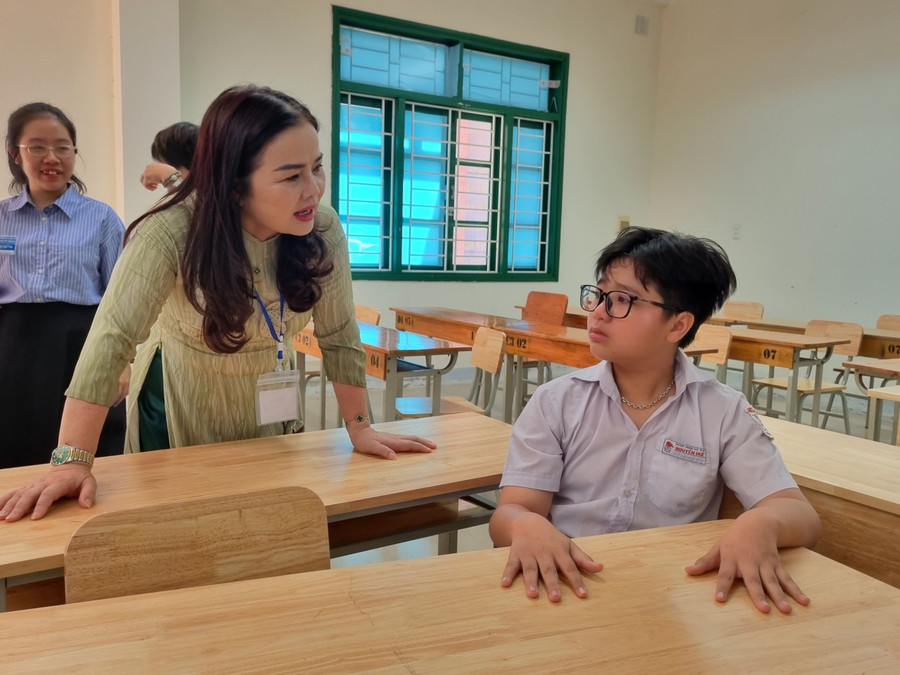 TS Lê Thị Hương – Giám đốc Sở GD&ĐT Quảng Trị đã kịp thời động viên thí sinh vượt qua nỗi đau để bước vào kỳ thi. TS Lê Thị Hương – Giám đốc Sở GD&ĐT Quảng Trị đã kịp thời động viên thí sinh vượt qua nỗi đau để bước vào kỳ thi.