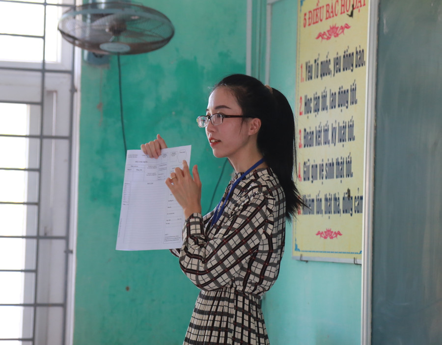 Cán bộ coi thi hướng dẫn thí sinh kiểm tra các thông tin trước khi làm bài. Cán bộ coi thi hướng dẫn thí sinh kiểm tra các thông tin trước khi làm bài.