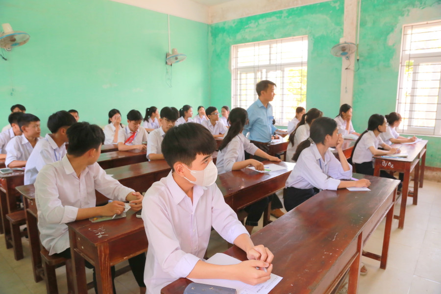 Học sinh hồi hộp trước giờ làm bài thi. Học sinh hồi hộp trước giờ làm bài thi.