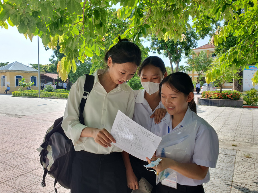 Sau giờ làm bài môn Toán, thí sinh Nguyễn Thùy Trâm, dự thi tại điểm thi Trường THPT Chu Văn An (huyện Triệu Phong) cho biết, đề thi môn Toán tương đối vừa sức, vẫn có nội dung phân hóa dành cho thí sinh học lực khá. Tuy nhiên, đề ra bám sát chương trình học nên học sinh trung bình vẫn làm được khoảng 50% bài thi. Sau giờ làm bài môn Toán, thí sinh Nguyễn Thùy Trâm, dự thi tại điểm thi Trường THPT Chu Văn An (huyện Triệu Phong) cho biết, đề thi môn Toán tương đối vừa sức, vẫn có nội dung phân hóa dành cho thí sinh học lực khá. Tuy nhiên, đề ra bám sát chương trình học nên học sinh trung bình vẫn làm được khoảng 50% bài thi.