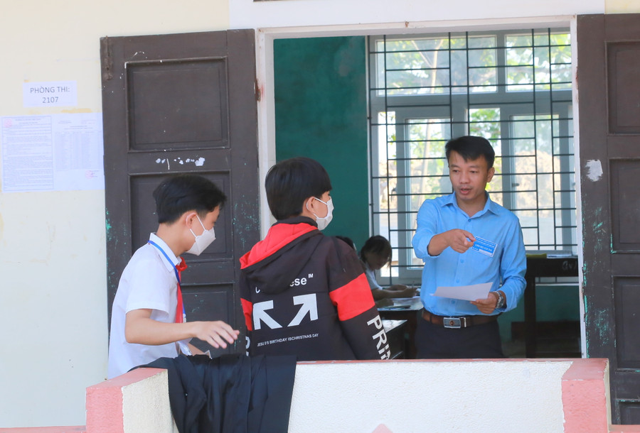 Đây là lần đầu các em thi tốt nghiệp sau 9 năm học, nên Trưởng điểm thi chỉ đạo các cán bộ hướng dẫn cặn kẽ, chi tiết cho thí sinh. Phối hợp các lực lượng liên quan để tổ chức thành công kỳ thi. Mặt khác, cần rà soát cơ sở vật chất, có phương án giảm nắng nóng, hỗ trợ tối đa cho thí sinh. Đây là lần đầu các em thi tốt nghiệp sau 9 năm học, nên Trưởng điểm thi chỉ đạo các cán bộ hướng dẫn cặn kẽ, chi tiết cho thí sinh. Phối hợp các lực lượng liên quan để tổ chức thành công kỳ thi. Mặt khác, cần rà soát cơ sở vật chất, có phương án giảm nắng nóng, hỗ trợ tối đa cho thí sinh.