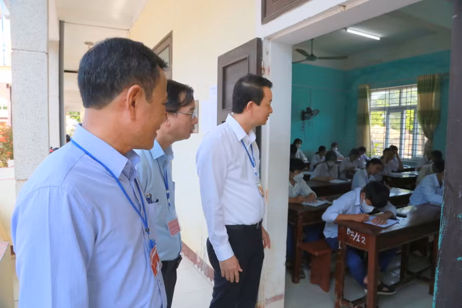 Phó giám đốc Sở GD&amp;ĐT đề nghị Hội đồng coi thi lưu tâm, bám sát quy chế thi để điều hành tổ chức coi thi đảm bảo công bằng khách quan, đúng quy chế, không lơi lỏng các khâu, không gây áp lực cho thí sinh.