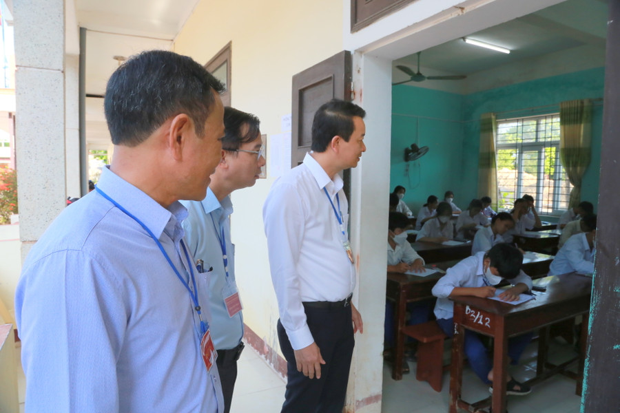 Phó giám đốc Sở GD&ĐT đề nghị Hội đồng coi thi lưu tâm, bám sát quy chế thi để điều hành tổ chức coi thi đảm bảo công bằng khách quan, đúng quy chế, không lơi lỏng các khâu, không gây áp lực cho thí sinh. Phó giám đốc Sở GD&ĐT đề nghị Hội đồng coi thi lưu tâm, bám sát quy chế thi để điều hành tổ chức coi thi đảm bảo công bằng khách quan, đúng quy chế, không lơi lỏng các khâu, không gây áp lực cho thí sinh.