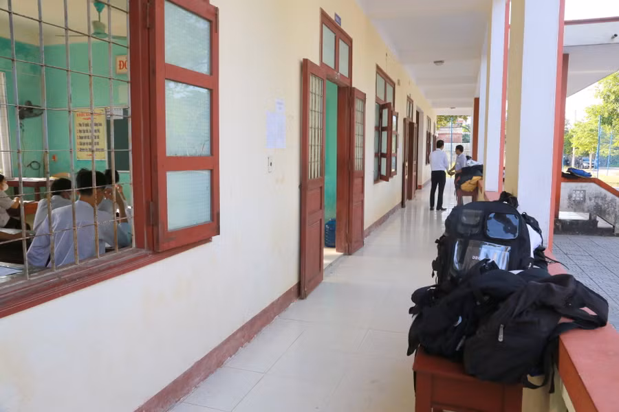 Mọi dụng cụ của thí sinh được để ngoài hành lang.