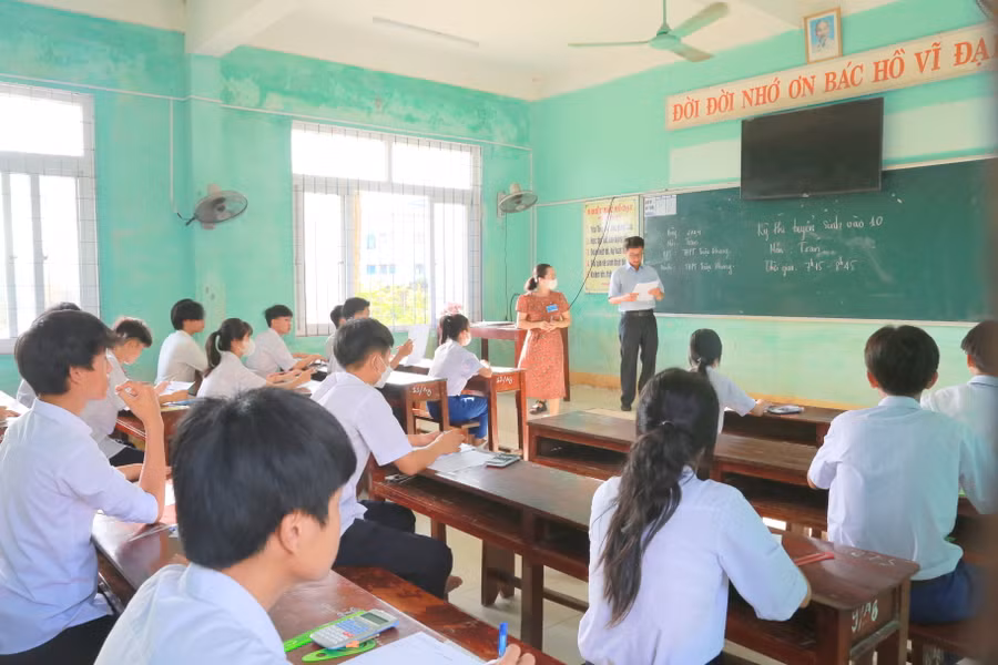 Thầy Nguyễn Thuận - Chủ tịch điểm thi THPT Triệu Phong cho biết, điểm thi có 348 thí sinh. Trước khi thi, nhà trường triển khai đầy đủ các văn bản hướng dẫn, chuẩn bị CSVC, vệ sinh phòng dịch. Chỉ đạo đoàn trường hỗ trợ thí sinh. Triển khai học tập quy chế thi đến từng cán bộ coi thi và tất cả thí sinh.