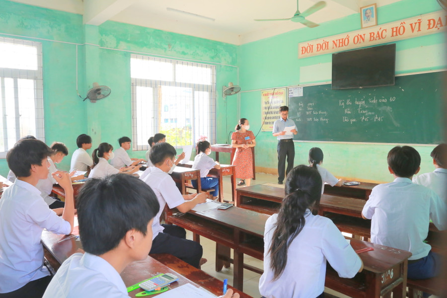 Thầy Nguyễn Thuận - Chủ tịch điểm thi THPT Triệu Phong cho biết, điểm thi có 348 thí sinh. Trước khi thi, nhà trường triển khai đầy đủ các văn bản hướng dẫn, chuẩn bị CSVC, vệ sinh phòng dịch. Chỉ đạo đoàn trường hỗ trợ thí sinh. Triển khai học tập quy chế thi đến từng cán bộ coi thi và tất cả thí sinh. Thầy Nguyễn Thuận - Chủ tịch điểm thi THPT Triệu Phong cho biết, điểm thi có 348 thí sinh. Trước khi thi, nhà trường triển khai đầy đủ các văn bản hướng dẫn, chuẩn bị CSVC, vệ sinh phòng dịch. Chỉ đạo đoàn trường hỗ trợ thí sinh. Triển khai học tập quy chế thi đến từng cán bộ coi thi và tất cả thí sinh.