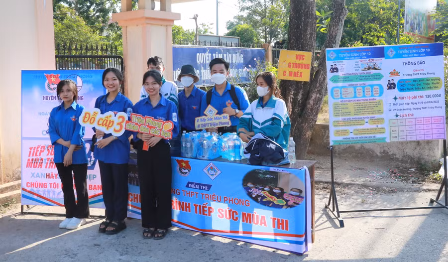 Các đội tình nguyện hỗ trợ tối đa cho thí sinh.