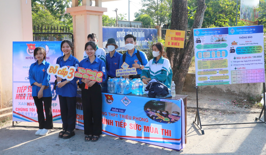 Các đội tình nguyện hỗ trợ tối đa cho thí sinh. Các đội tình nguyện hỗ trợ tối đa cho thí sinh.