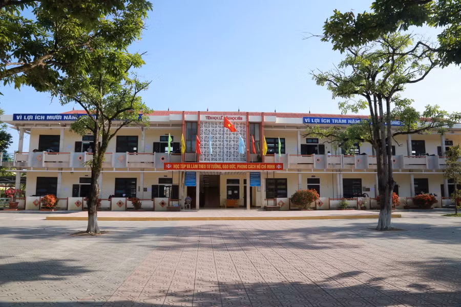 Thí sinh dự thi tại điểm thi Trường THPT vào phòng thi chuẩn bị làm bài.