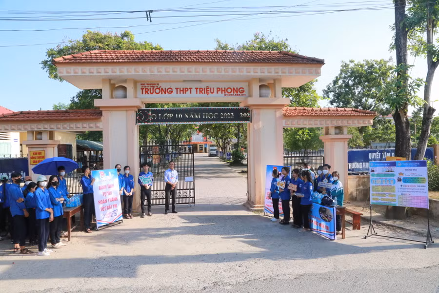 Đội ngũ đoàn viên, thanh niên hỗ trợ thí sinh dự thi.