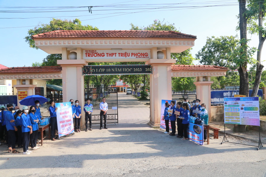 Đội ngũ đoàn viên, thanh niên hỗ trợ thí sinh dự thi. Đội ngũ đoàn viên, thanh niên hỗ trợ thí sinh dự thi.