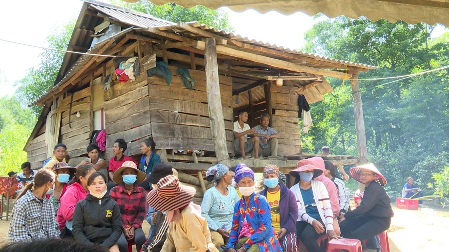 Người dân địa phương đến hỗ trợ gia đình lo hậu sự cho hai cháu nhỏ.