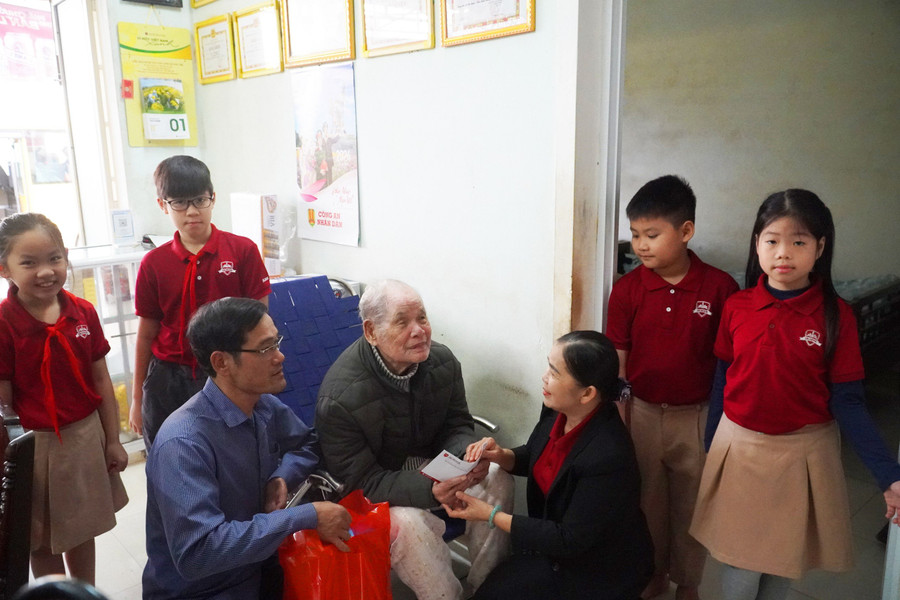 Thầy và trò iSchool Quảng Trị trao quà cho gia đình chính sách tại phường Đông Lương. Thầy và trò iSchool Quảng Trị trao quà cho gia đình chính sách tại phường Đông Lương.