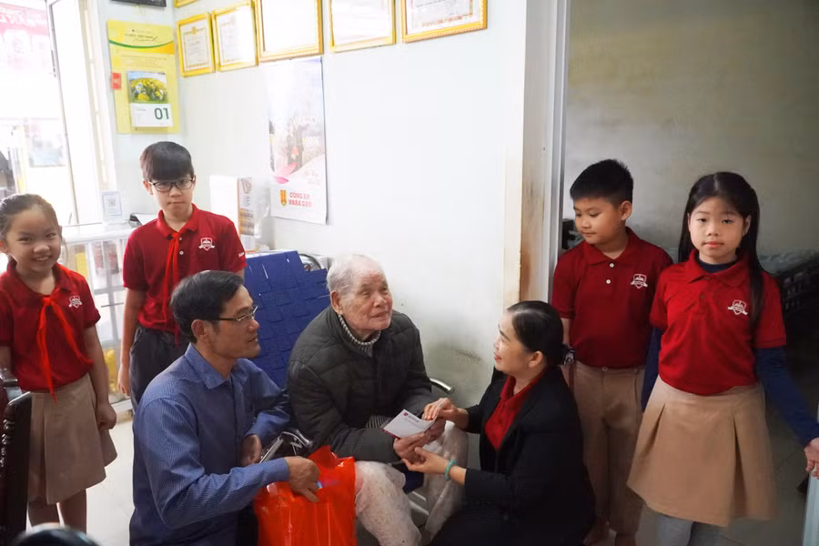 Thầy và trò iSchool Quảng Trị trao quà cho gia đình chính sách tại phường Đông Lương.