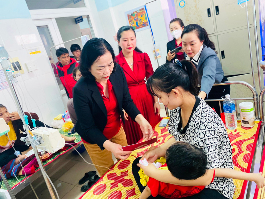 Thầy và trò iSchool Quảng Trị trao quà cho bệnh nhân tại khoa Nhi, bệnh viện đa khoa tỉnh. Thầy và trò iSchool Quảng Trị trao quà cho bệnh nhân tại khoa Nhi, bệnh viện đa khoa tỉnh.