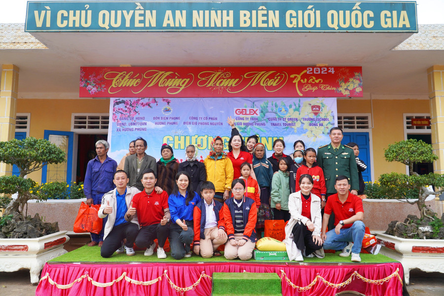 Thầy và trò iSchool Quảng Trị trao quà hộ đồng bào dân tộc thiểu số Hướng Phùng. Thầy và trò iSchool Quảng Trị trao quà hộ đồng bào dân tộc thiểu số Hướng Phùng.