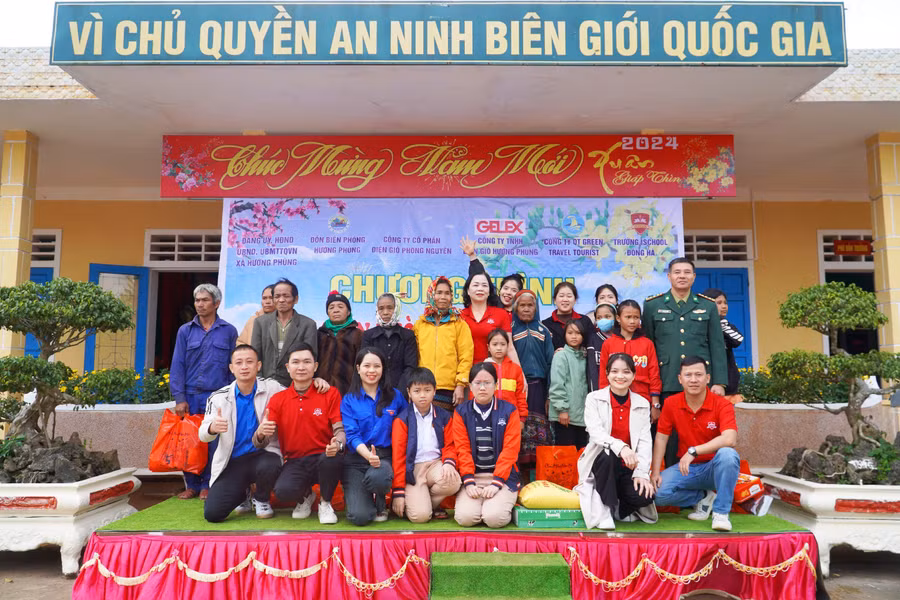 Thầy và trò iSchool Quảng Trị trao quà hộ đồng bào dân tộc thiểu số Hướng Phùng.