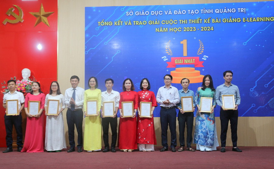 Ban tổ chức trao 21 giải Nhất cho 21 giáo viên có sản phẩm xuất sắc. Ban tổ chức trao 21 giải Nhất cho 21 giáo viên có sản phẩm xuất sắc.