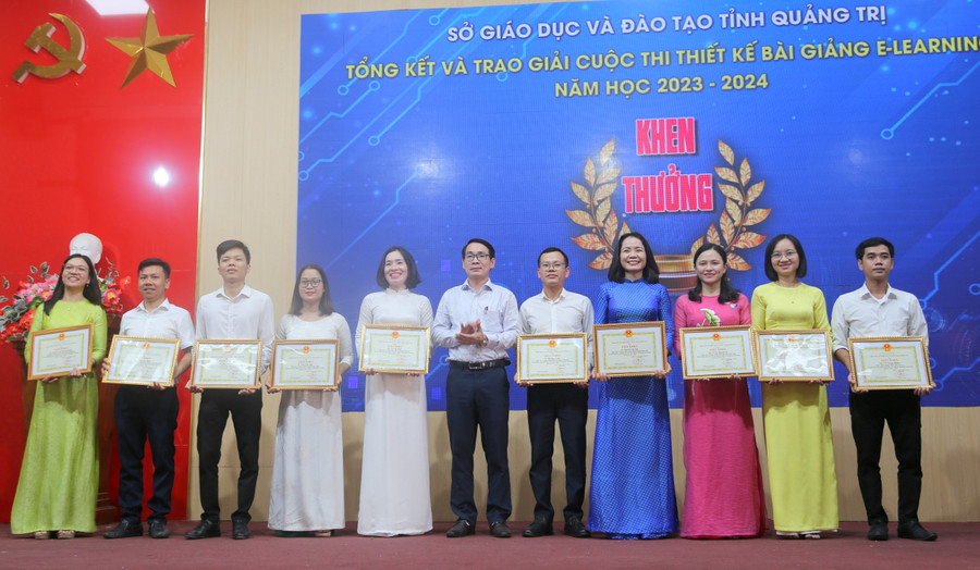 Ông Mai Huy Phương, Phó giám đốc Sở GD&ĐT trao giấy khen của Giám đốc Sở cho các giáo viên. Ông Mai Huy Phương, Phó giám đốc Sở GD&ĐT trao giấy khen của Giám đốc Sở cho các giáo viên.