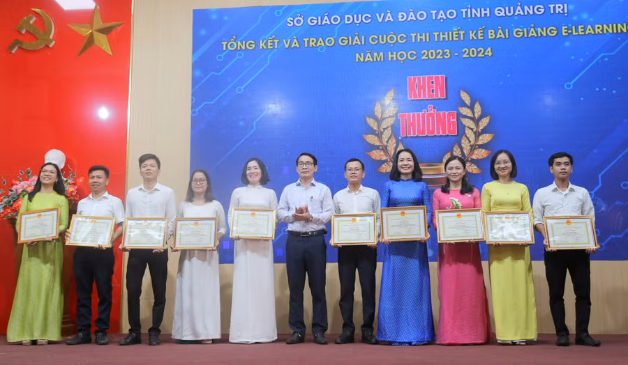 Ông Mai Huy Phương, Phó giám đốc Sở GD&amp;ĐT trao giấy khen của Giám đốc Sở cho các giáo viên.