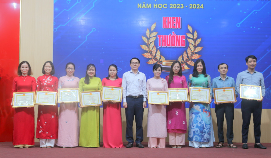 Giám đốc Sở GD&ĐT Quảng Trị khen thưởng 21 giáo viên đạt giải Nhất. Giám đốc Sở GD&ĐT Quảng Trị khen thưởng 21 giáo viên đạt giải Nhất.