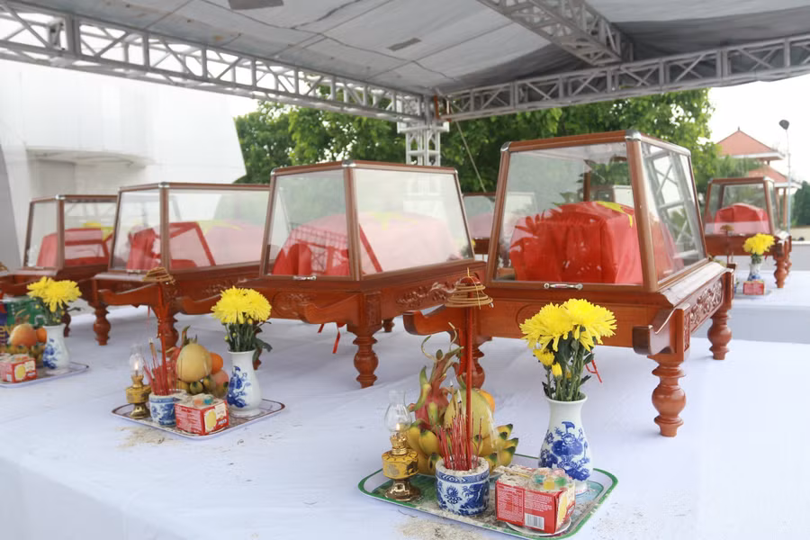 Lực lượng chức năng quy tập được 16 hài cốt liệt sĩ đưa về quê hương an táng. Lực lượng chức năng quy tập được 16 hài cốt liệt sĩ đưa về quê hương an táng.