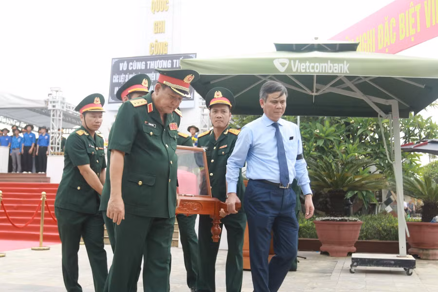 Thượng tướng Võ Minh Lương, Thứ trưởng Bộ Quốc; ông Trần Thắng, Chủ tịch UBND tỉnh Quảng Bình di chuyển hài cốt liệt sĩ về nơi an táng. Thượng tướng Võ Minh Lương, Thứ trưởng Bộ Quốc; ông Trần Thắng, Chủ tịch UBND tỉnh Quảng Bình di chuyển hài cốt liệt sĩ về nơi an táng.