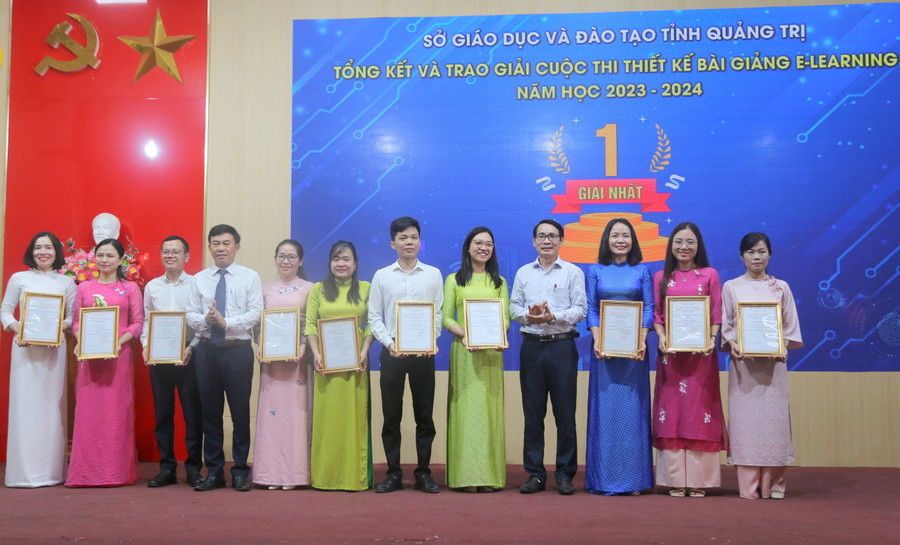 Ông Mai Huy Phương, Phó giám đốc Sở GD&ĐT và ông Phan Văn Cử, Phó giám đốc Trung tâm Kinh doanh VNPT Quảng Trị trao giải Nhất cho các giáo viên. Ông Mai Huy Phương, Phó giám đốc Sở GD&ĐT và ông Phan Văn Cử, Phó giám đốc Trung tâm Kinh doanh VNPT Quảng Trị trao giải Nhất cho các giáo viên.