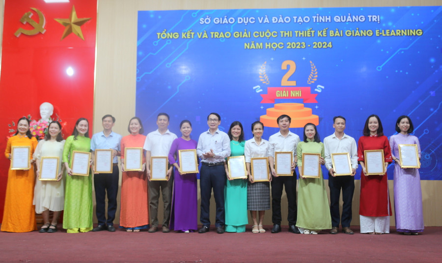 Lãnh đạo Sở GD&ĐT trao giải Nhì cho các giáo viên. Lãnh đạo Sở GD&ĐT trao giải Nhì cho các giáo viên.