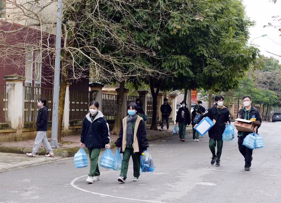 Sinh viên đi lấy cơm về phòng ăn để tránh tập trung đông người. Ảnh: NTCC