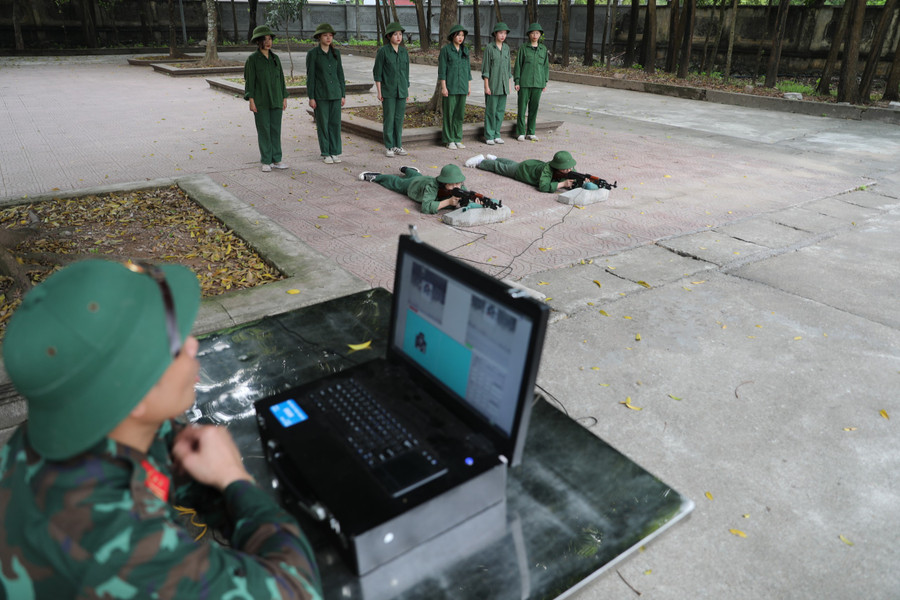 Bắn súng được thực hành trên máy bắn tập MBT-03.