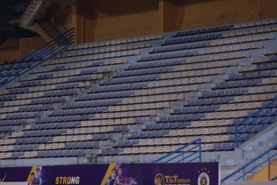 Trận đấu ngày hôm nay, trên sân Hàng Đẫy không một bóng khán giả.