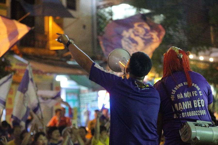 Tinh thần của CĐV không hề giảm, cho dù là phải theo dõi trận đấu phía bên ngoài sân.