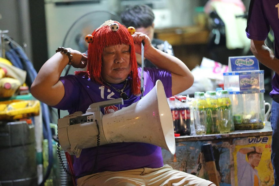 Vẫn những vật dụng quen thuộc của CĐV trung thành.