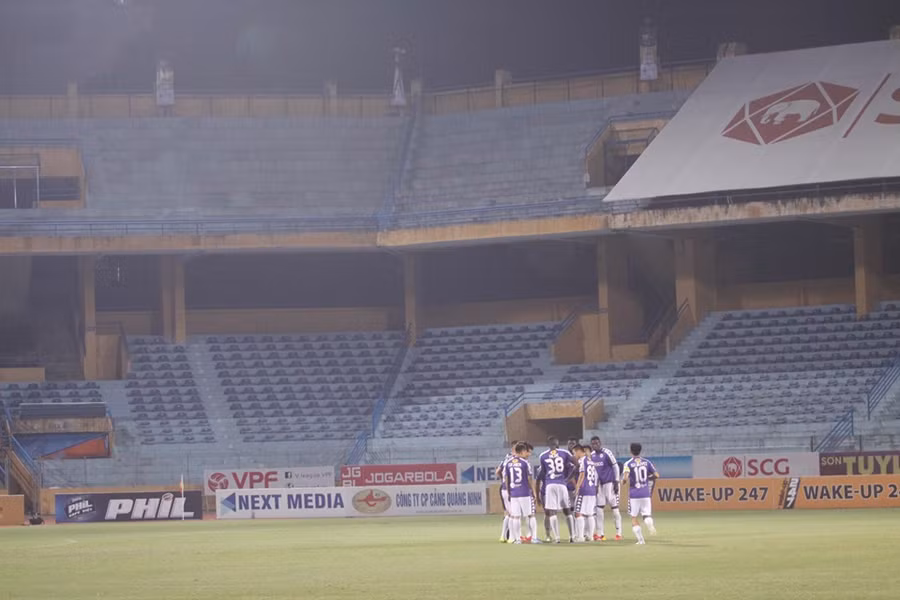 Cả 2 đội tuyển bước vào trận cầu trong không khí im ắng.