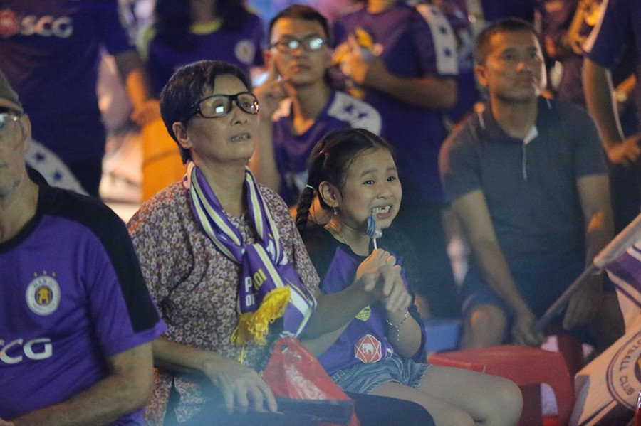 Phía bên ngoài, mọi lứa tuổi đều hướng về trái bóng.