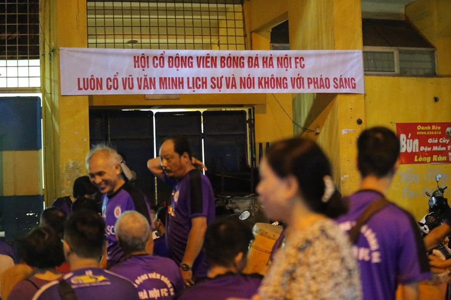Những dòng chữ "nói không với pháo sáng" sau sự cố trong trận đấu CLB Hà Nội - CLB Bóng đá Dược Nam Hà Nam Định
