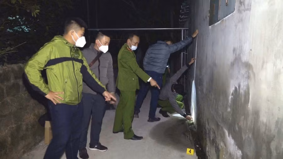 Cơ quan chức năng khám nghiệm hiện trường vụ án.