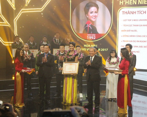 Phó Thủ tướng thường trực Chính phủ Trương Hòa Bình và đồng chí Lê Quốc Phong tuyên dương, khen thưởng 10 gương mặt trẻ tiêu biểu Việt Nam Phó Thủ tướng thường trực Chính phủ Trương Hòa Bình và đồng chí Lê Quốc Phong tuyên dương, khen thưởng 10 gương mặt trẻ tiêu biểu Việt Nam