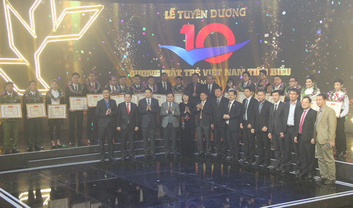 Các đại biểu chụp ảnh lưu niệm cùng các gương mặt trẻ tiêu biểu Việt Nam Các đại biểu chụp ảnh lưu niệm cùng các gương mặt trẻ tiêu biểu Việt Nam