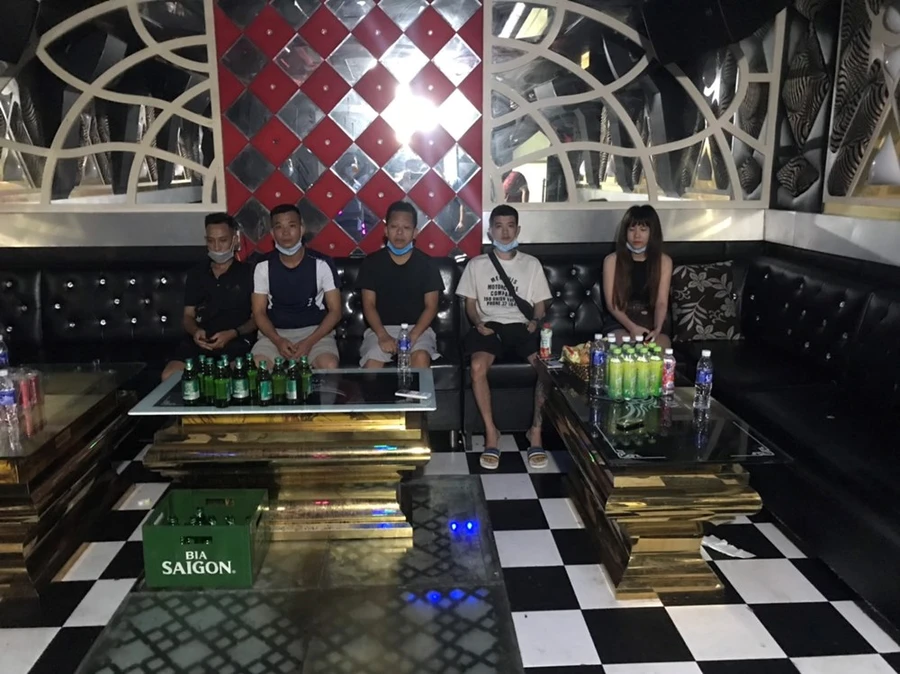 5 trong số những khách hát tại quán karaoke Nice. Ảnh: Công an Hải Phòng.